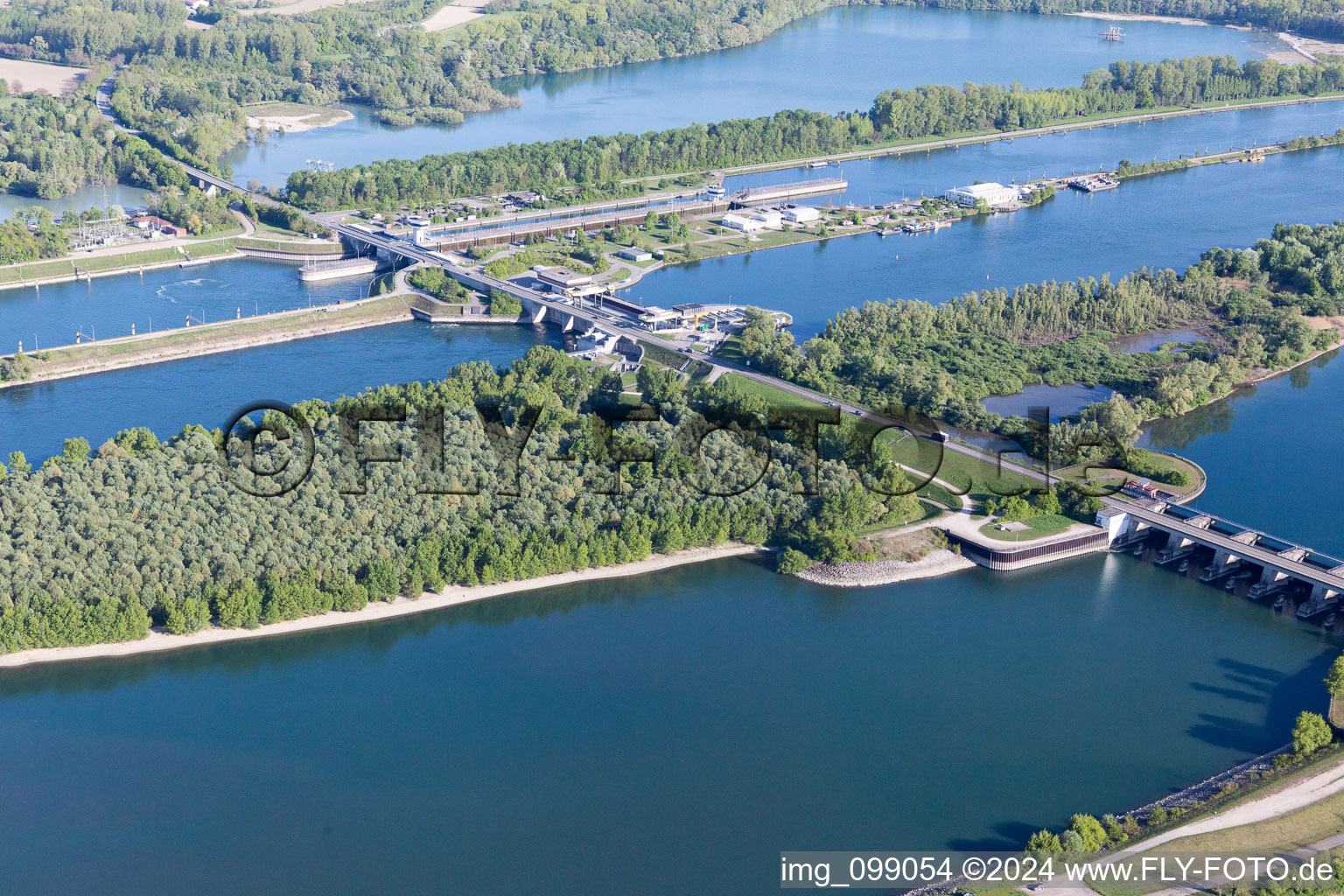 Vue aérienne de Écluse du Rhin Iffezheim à Roppenheim dans le département Bas Rhin, France