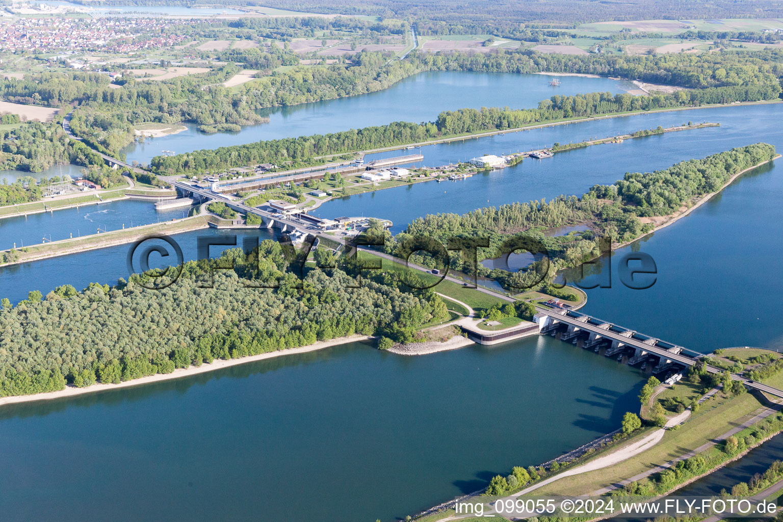 Vue aérienne de Écluse du Rhin Iffezheim à Roppenheim dans le département Bas Rhin, France