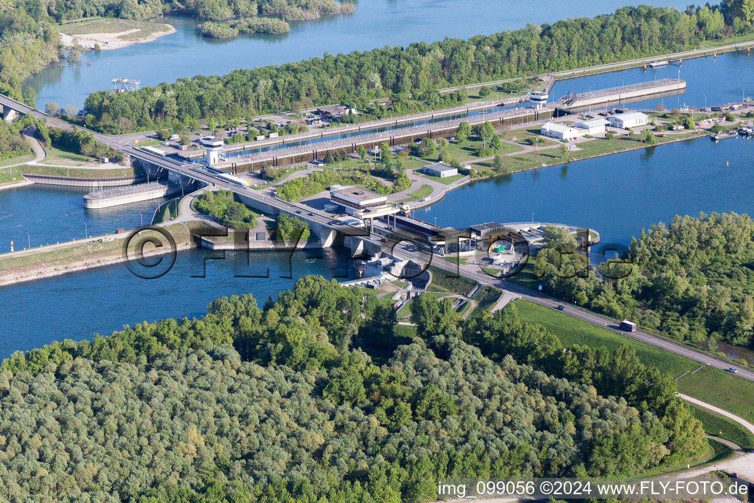 Photographie aérienne de Écluse du Rhin Iffezheim à Roppenheim dans le département Bas Rhin, France