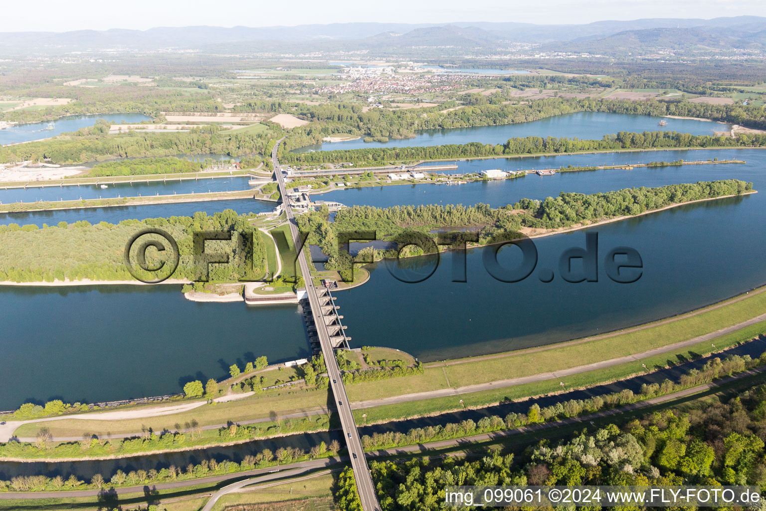 Écluse du Rhin Iffezheim à Roppenheim dans le département Bas Rhin, France vue d'en haut