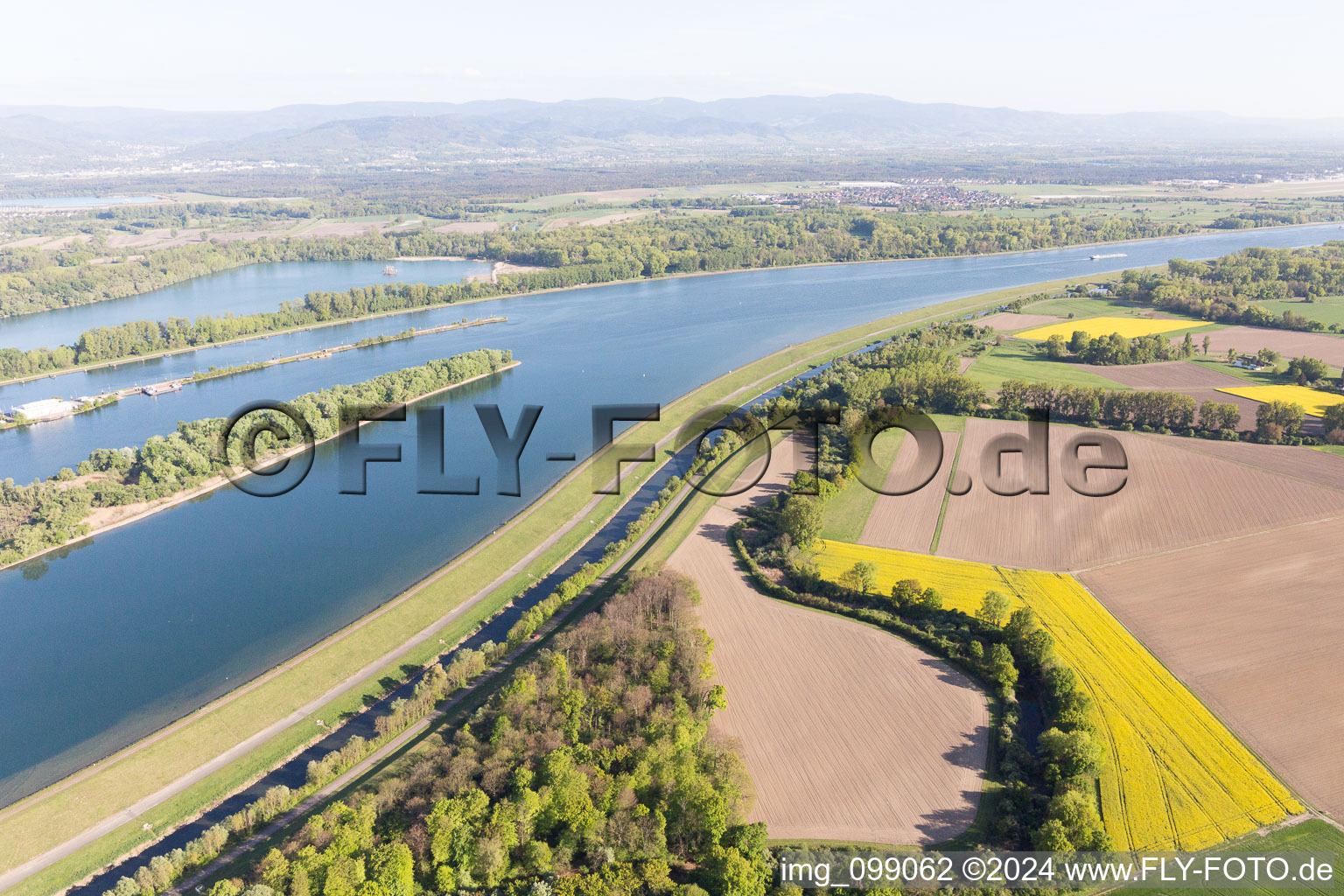 Écluse du Rhin Iffezheim à Roppenheim dans le département Bas Rhin, France depuis l'avion