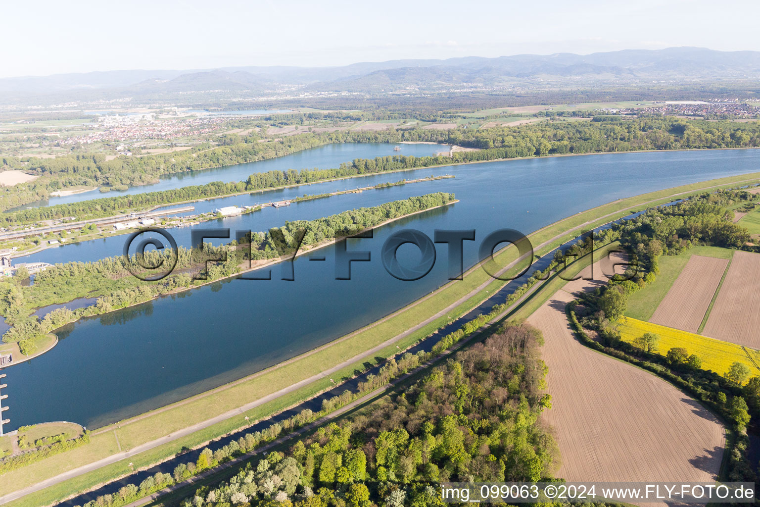 Vue d'oiseau de Écluse du Rhin Iffezheim à Roppenheim dans le département Bas Rhin, France