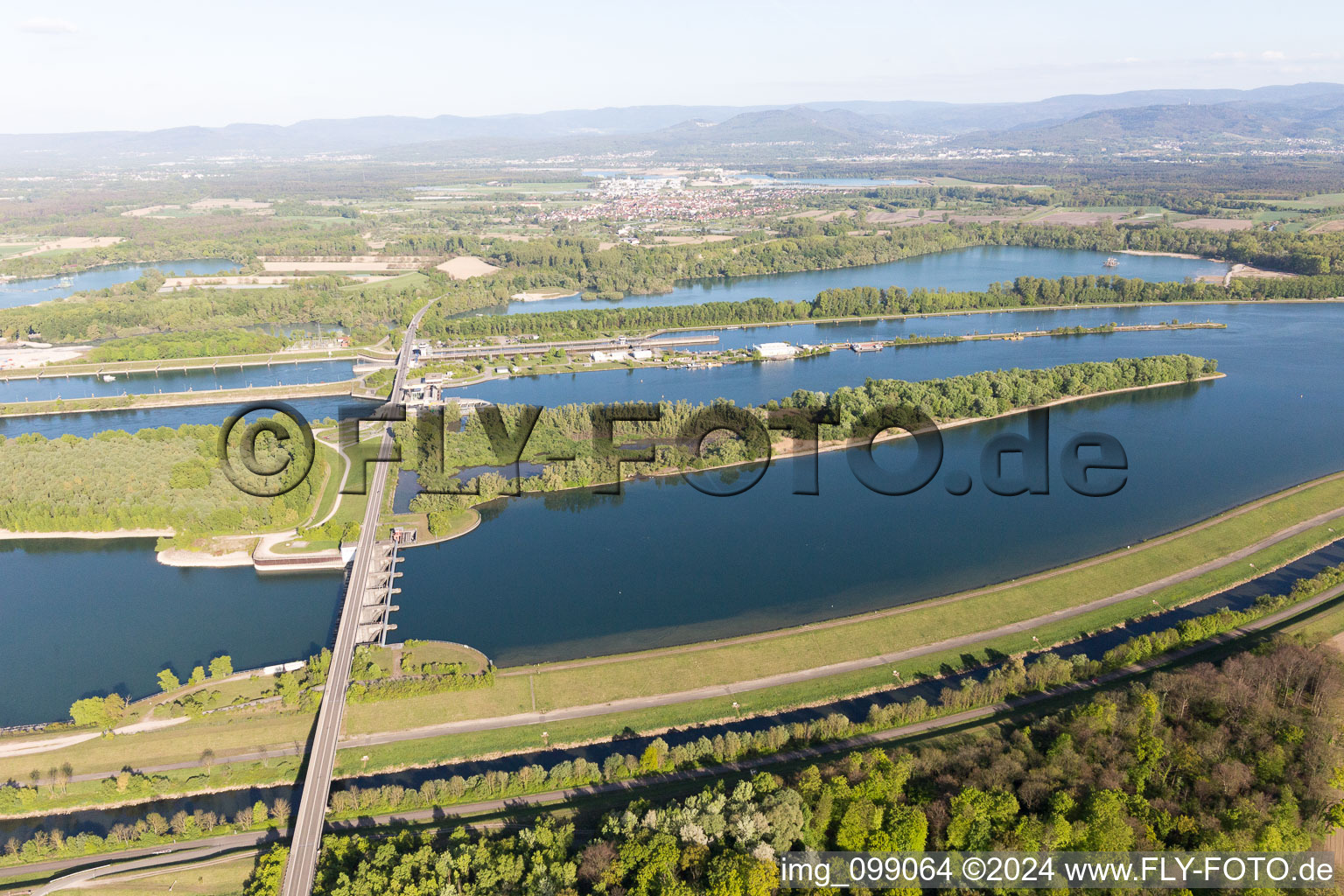 Écluse du Rhin Iffezheim à Roppenheim dans le département Bas Rhin, France vue du ciel