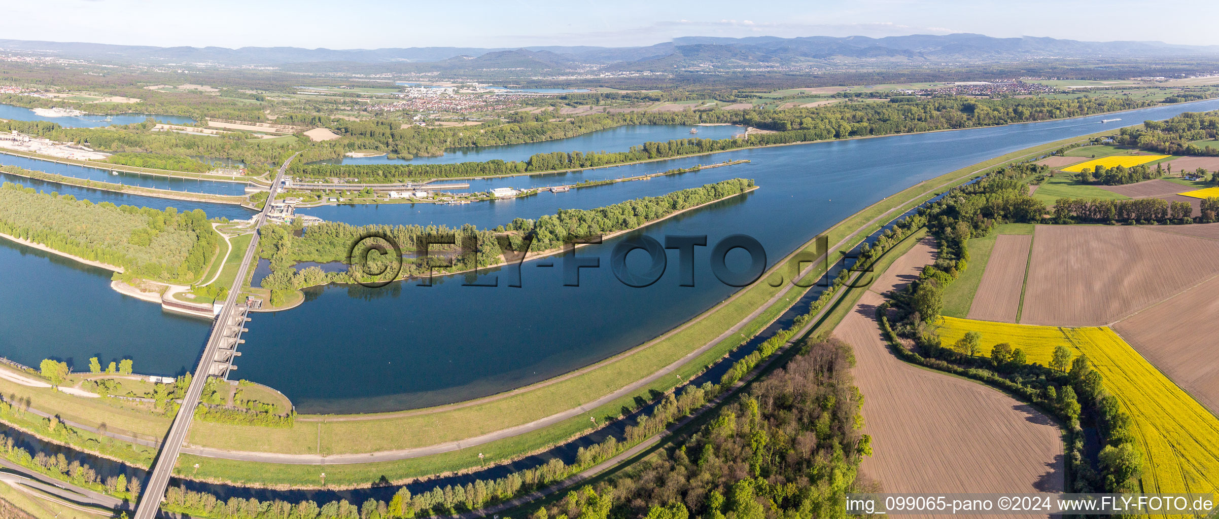 Enregistrement par drone de Écluse du Rhin Iffezheim à Roppenheim dans le département Bas Rhin, France