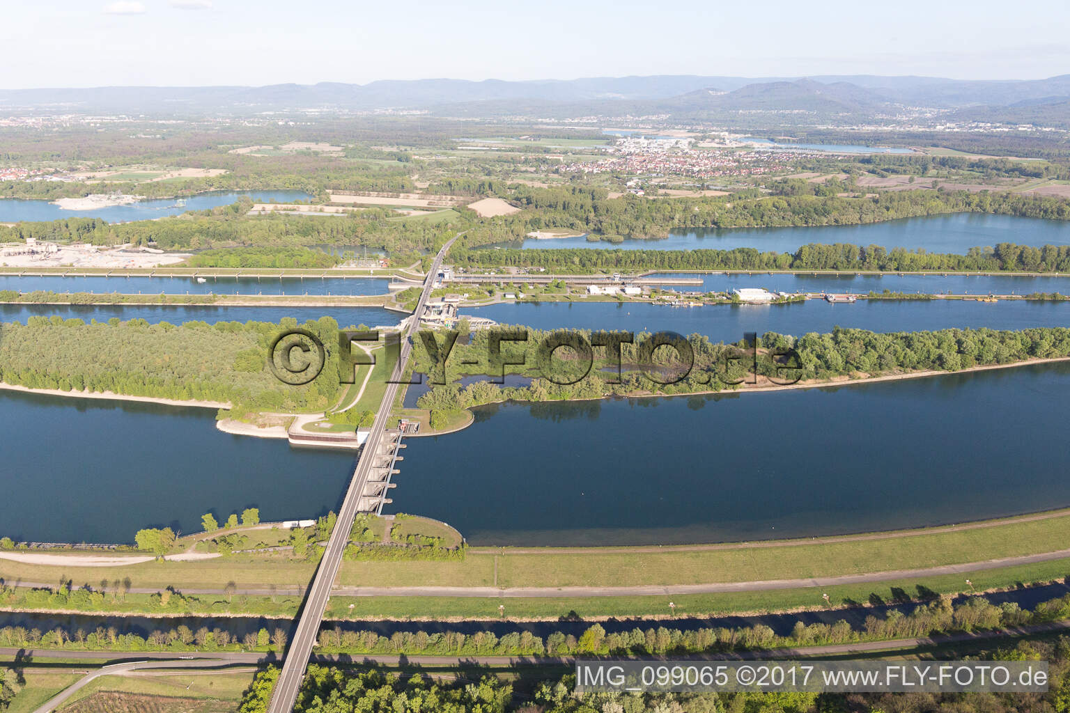 Image drone de Écluse du Rhin Iffezheim à Roppenheim dans le département Bas Rhin, France