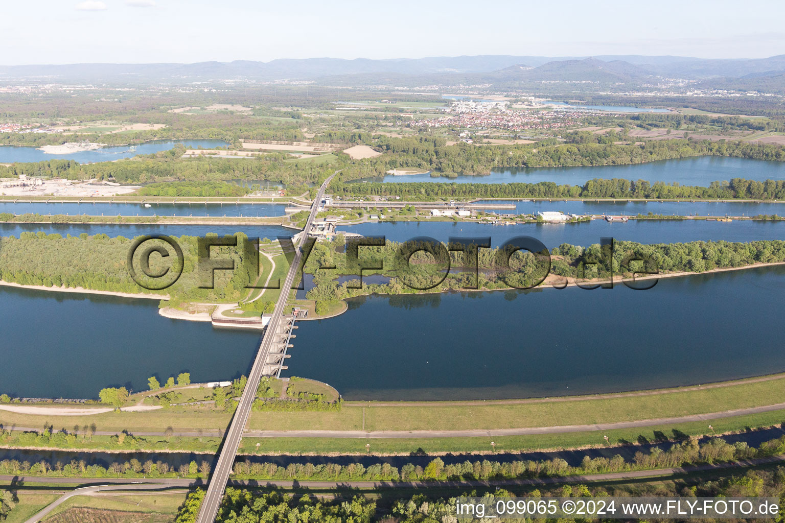 Image drone de Écluse du Rhin Iffezheim à Roppenheim dans le département Bas Rhin, France