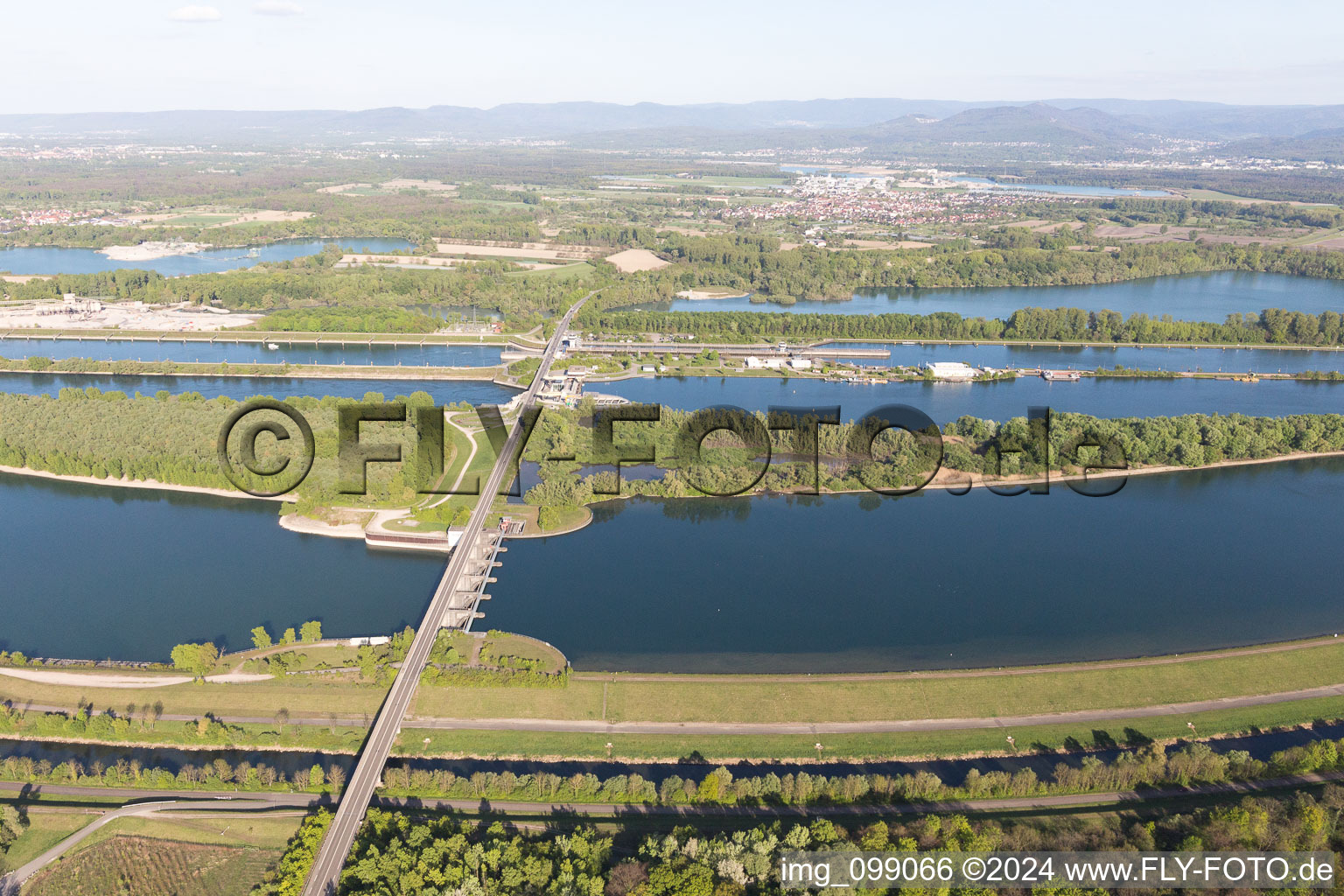 Écluse du Rhin Iffezheim à Roppenheim dans le département Bas Rhin, France du point de vue du drone