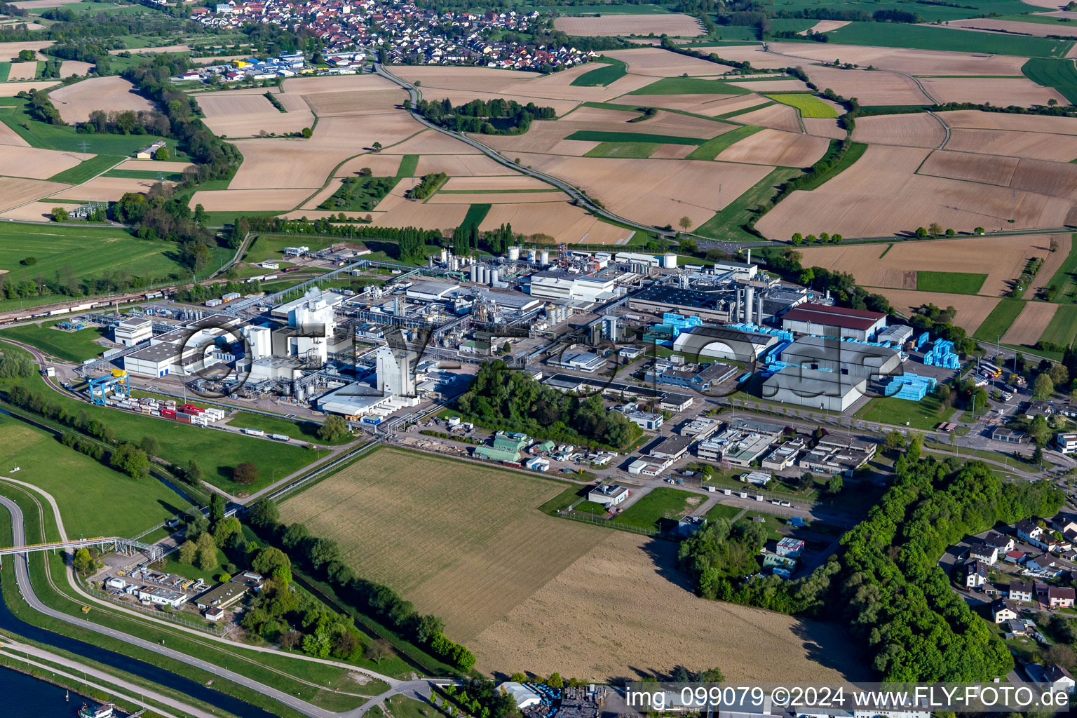 Vue aérienne de Centre logistique UHU et Dow MF Production GmbH & Co. Ohg à le quartier Greffern in Rheinmünster dans le département Bade-Wurtemberg, Allemagne