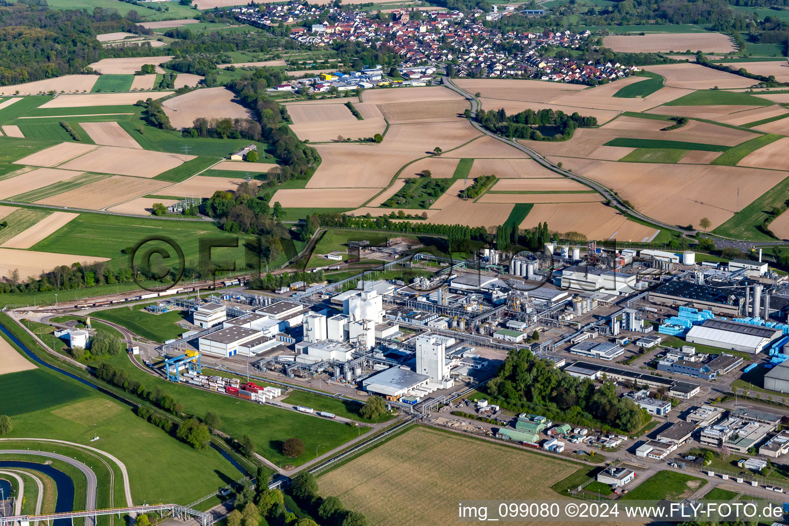 Vue aérienne de Centre logistique UHU et Dow MF Production GmbH & Co. Ohg à le quartier Greffern in Rheinmünster dans le département Bade-Wurtemberg, Allemagne