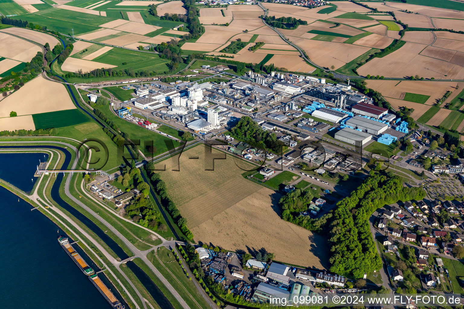 Photographie aérienne de Centre logistique UHU et Dow MF Production GmbH & Co. Ohg à le quartier Greffern in Rheinmünster dans le département Bade-Wurtemberg, Allemagne