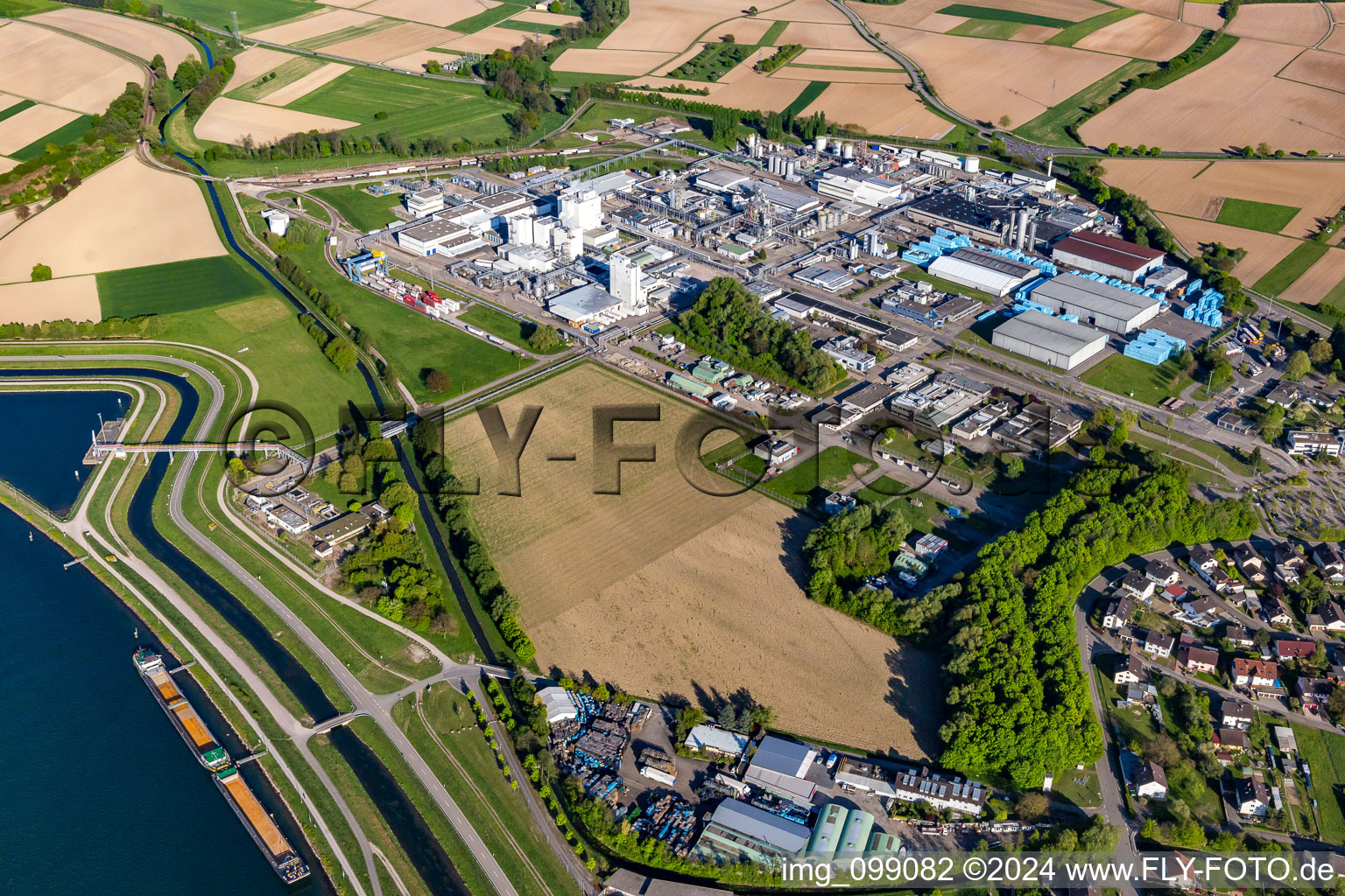 Vue oblique de Centre logistique UHU et Dow MF Production GmbH & Co. Ohg à le quartier Greffern in Rheinmünster dans le département Bade-Wurtemberg, Allemagne