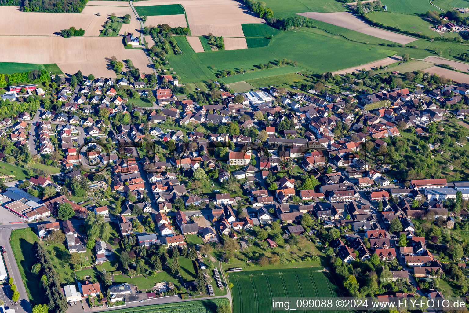 Vue aérienne de Vue sur le village à le quartier Scherzheim in Lichtenau dans le département Bade-Wurtemberg, Allemagne