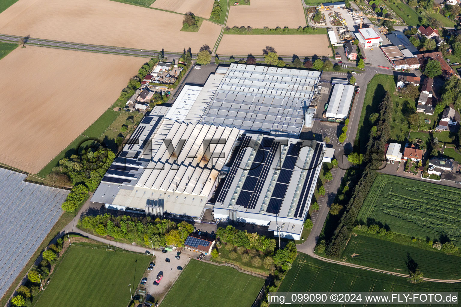 Vue aérienne de Locaux de l'entreprise de construction Haas & Haas GmbH avec halles, bâtiments d'entreprise et installations de production en Scherzheim à le quartier Scherzheim in Lichtenau dans le département Bade-Wurtemberg, Allemagne