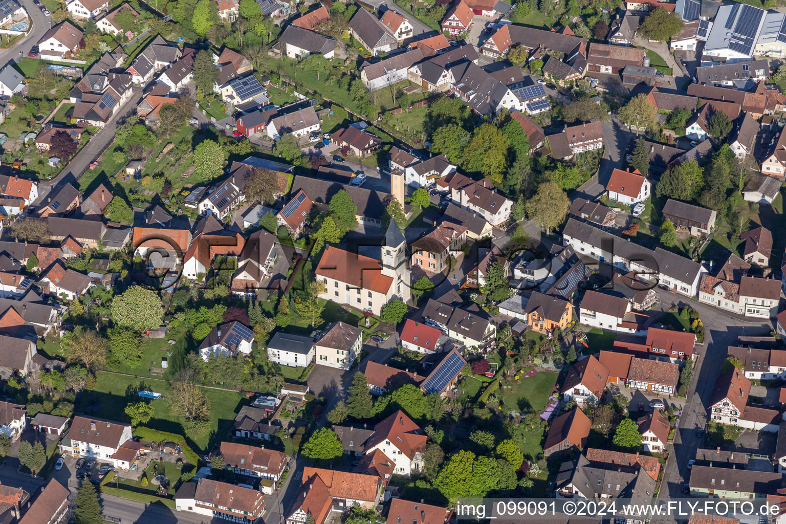 Vue aérienne de Église de la Communauté Évangélique de la Croix à le quartier Scherzheim in Lichtenau dans le département Bade-Wurtemberg, Allemagne