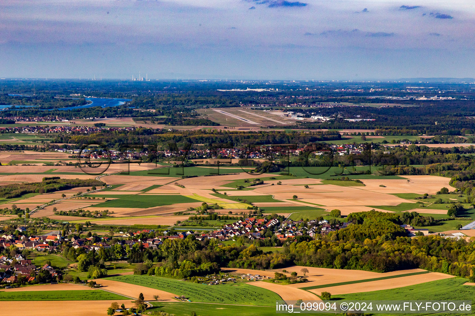 Vue aérienne de Piste de l'aéroport de Karlsruhe depuis le sud à le quartier Stollhofen in Rheinmünster dans le département Bade-Wurtemberg, Allemagne