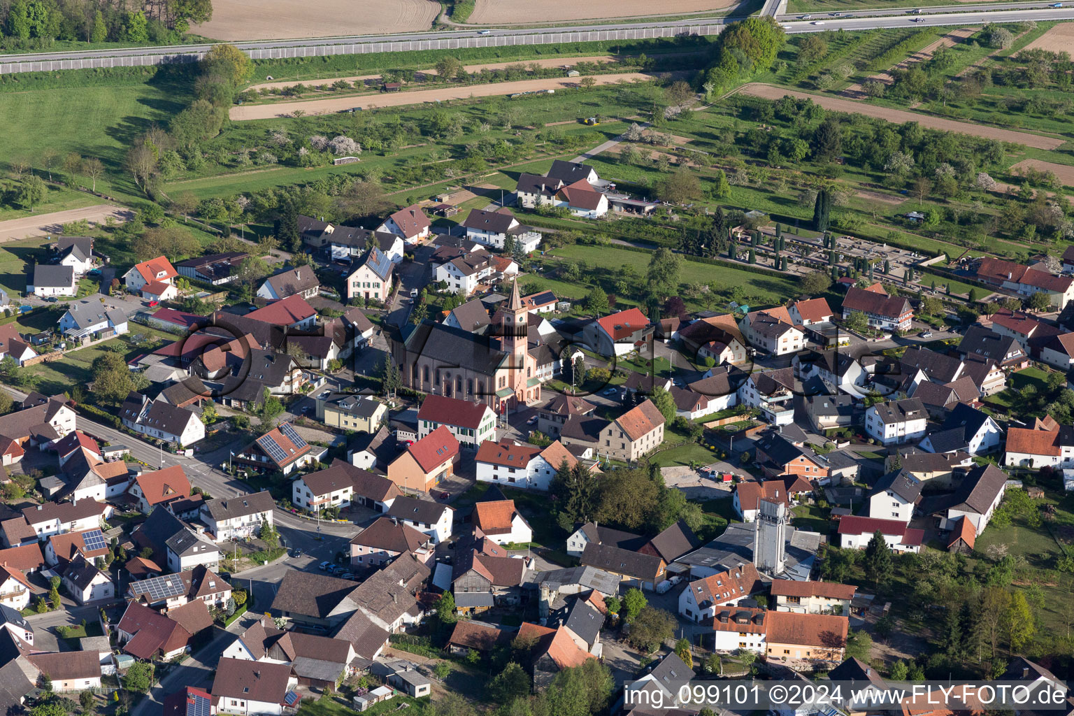 Vue aérienne de Saint-Cyriak à le quartier Unzhurst in Ottersweier dans le département Bade-Wurtemberg, Allemagne