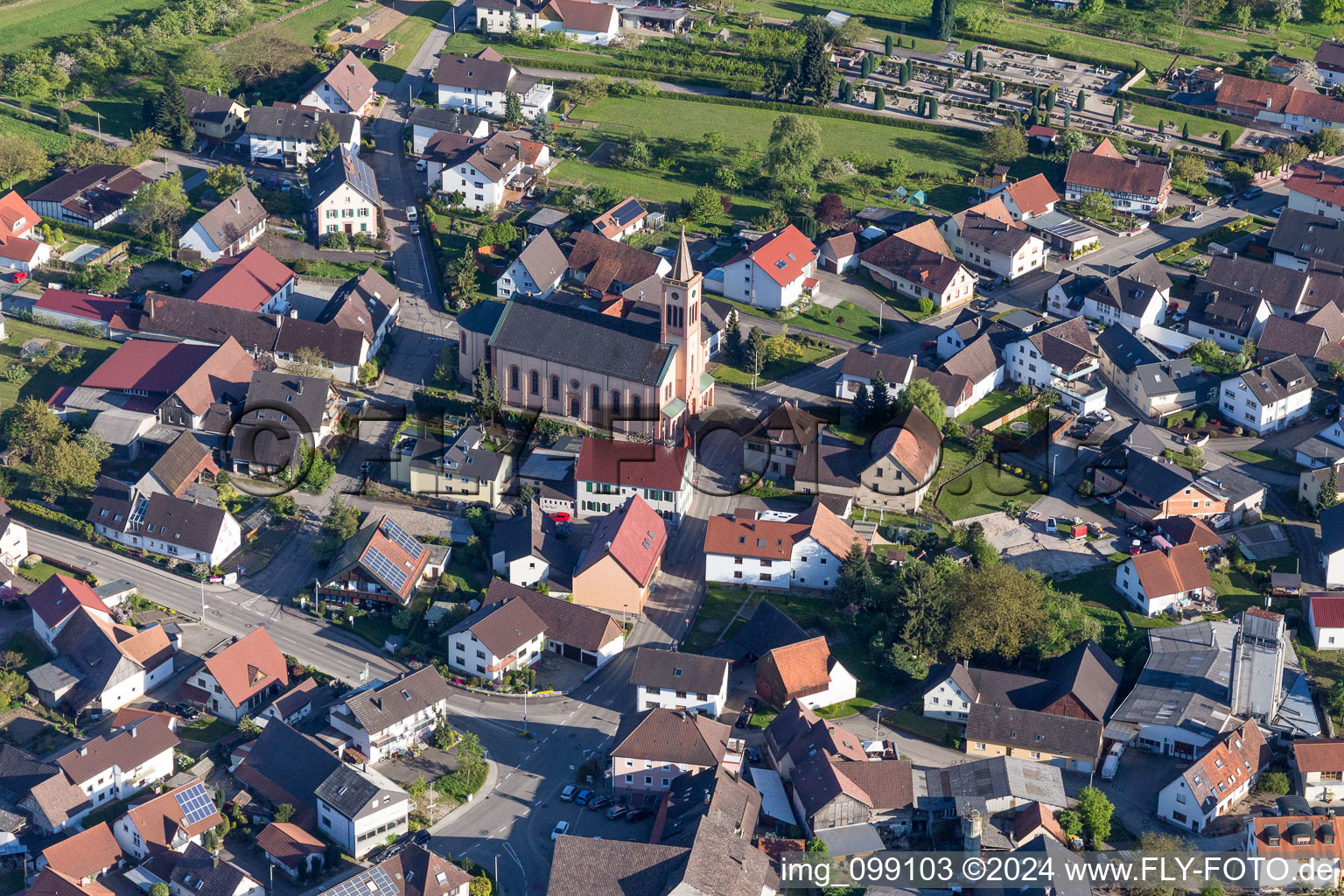 Vue aérienne de Église paroissiale de Saint-Cyriak à Unzhurst à le quartier Unzhurst in Ottersweier dans le département Bade-Wurtemberg, Allemagne