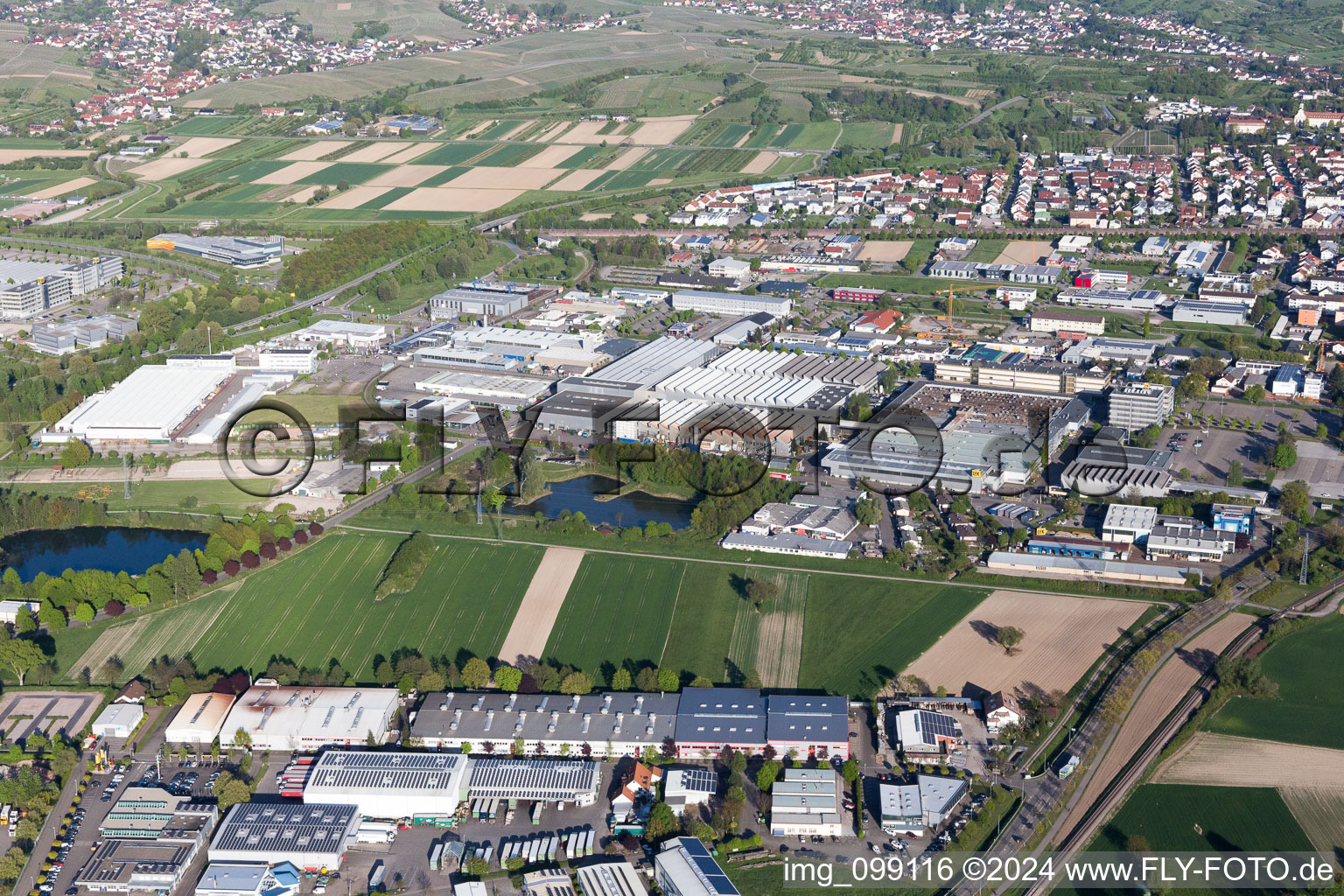 Vue aérienne de Schaeffler Automobile à le quartier Vimbuch in Bühl dans le département Bade-Wurtemberg, Allemagne