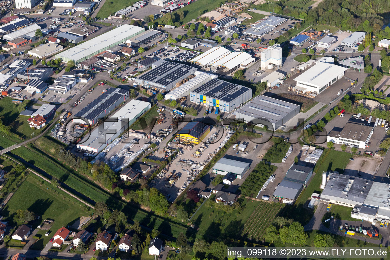 Vue aérienne de Zone industrielle ouest à le quartier Vimbuch in Bühl dans le département Bade-Wurtemberg, Allemagne