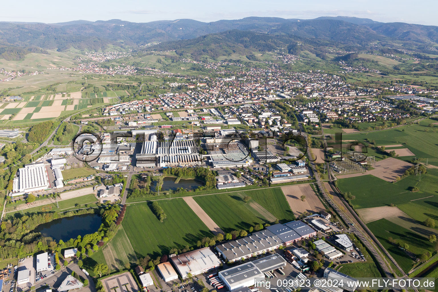 Vue oblique de Zone industrielle ouest à le quartier Vimbuch in Bühl dans le département Bade-Wurtemberg, Allemagne