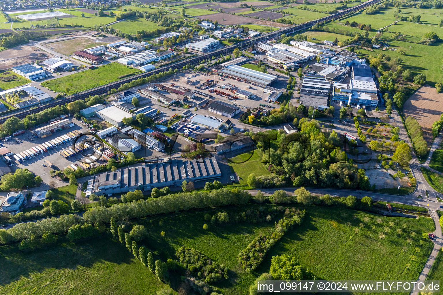 Vue aérienne de Zone industrielle sur la B3n à le quartier Steinbach in Baden-Baden dans le département Bade-Wurtemberg, Allemagne