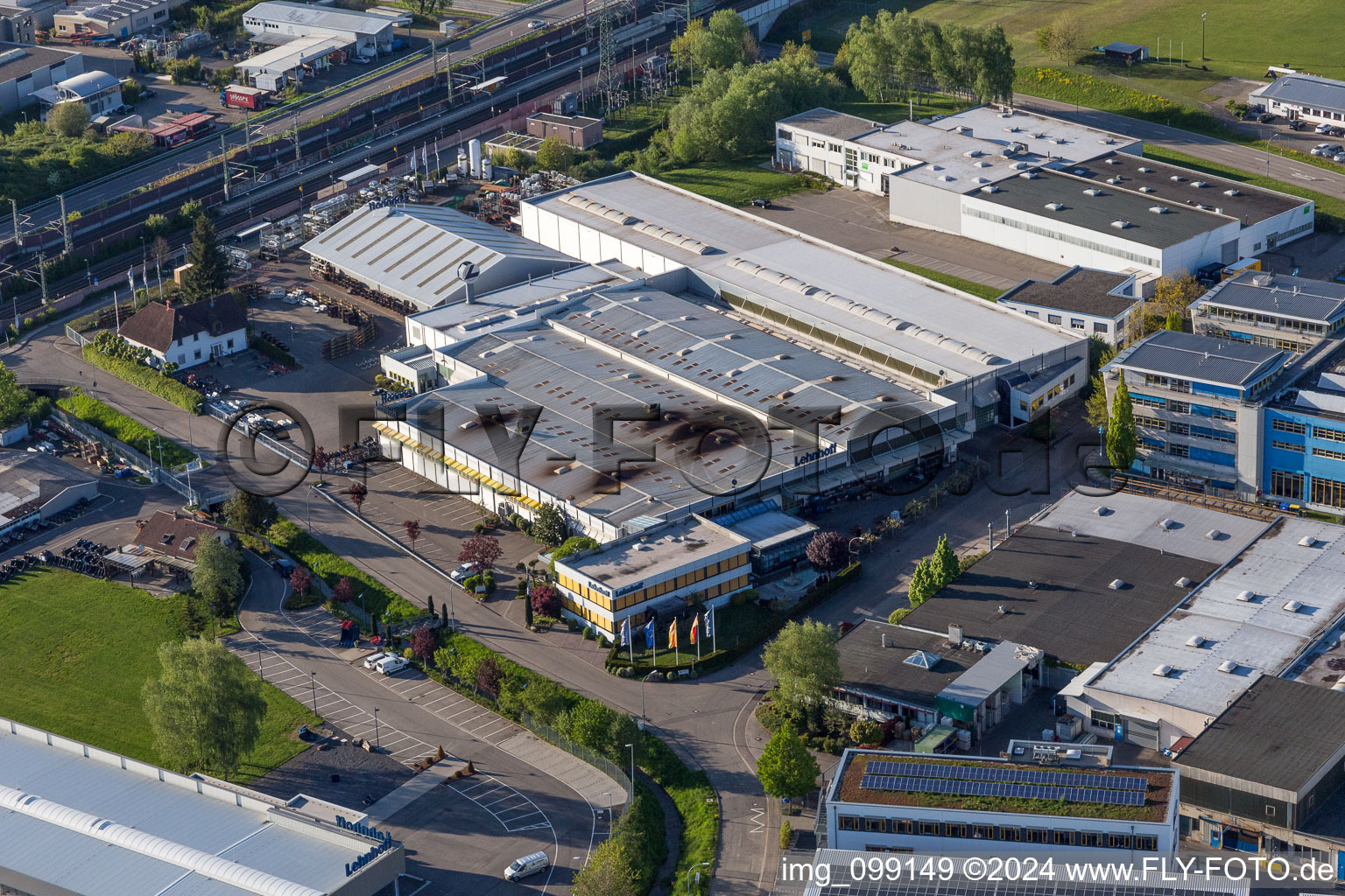 Vue aérienne de Locaux de l'usine Lehnhoff Hartstahl GmbH à Steinbach à le quartier Steinbach in Baden-Baden dans le département Bade-Wurtemberg, Allemagne