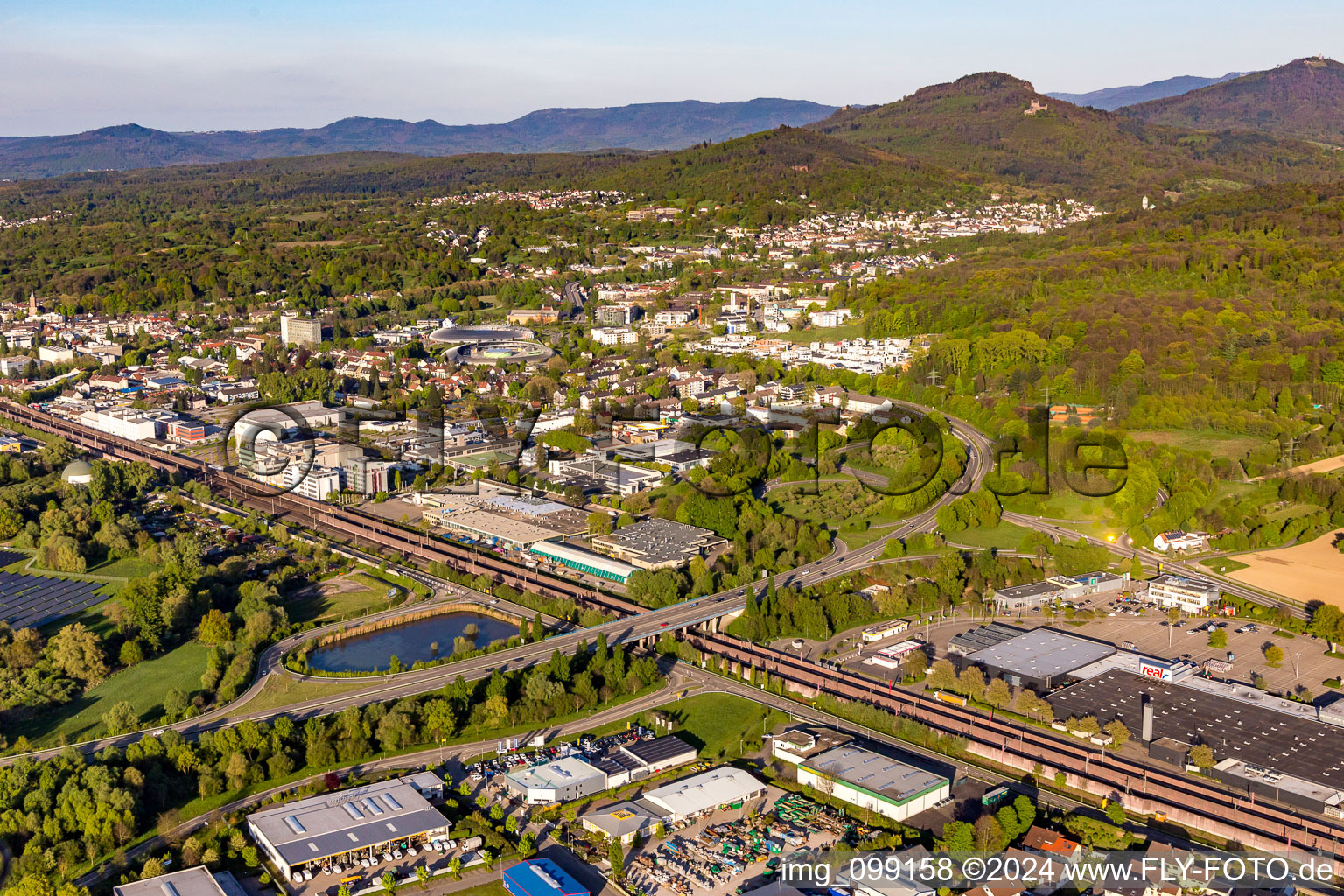 Vue aérienne de Zone industrielle et commerciale sur la voie ferrée dans le quartier de Hauenebertstein à le quartier Haueneberstein in Baden-Baden dans le département Bade-Wurtemberg, Allemagne