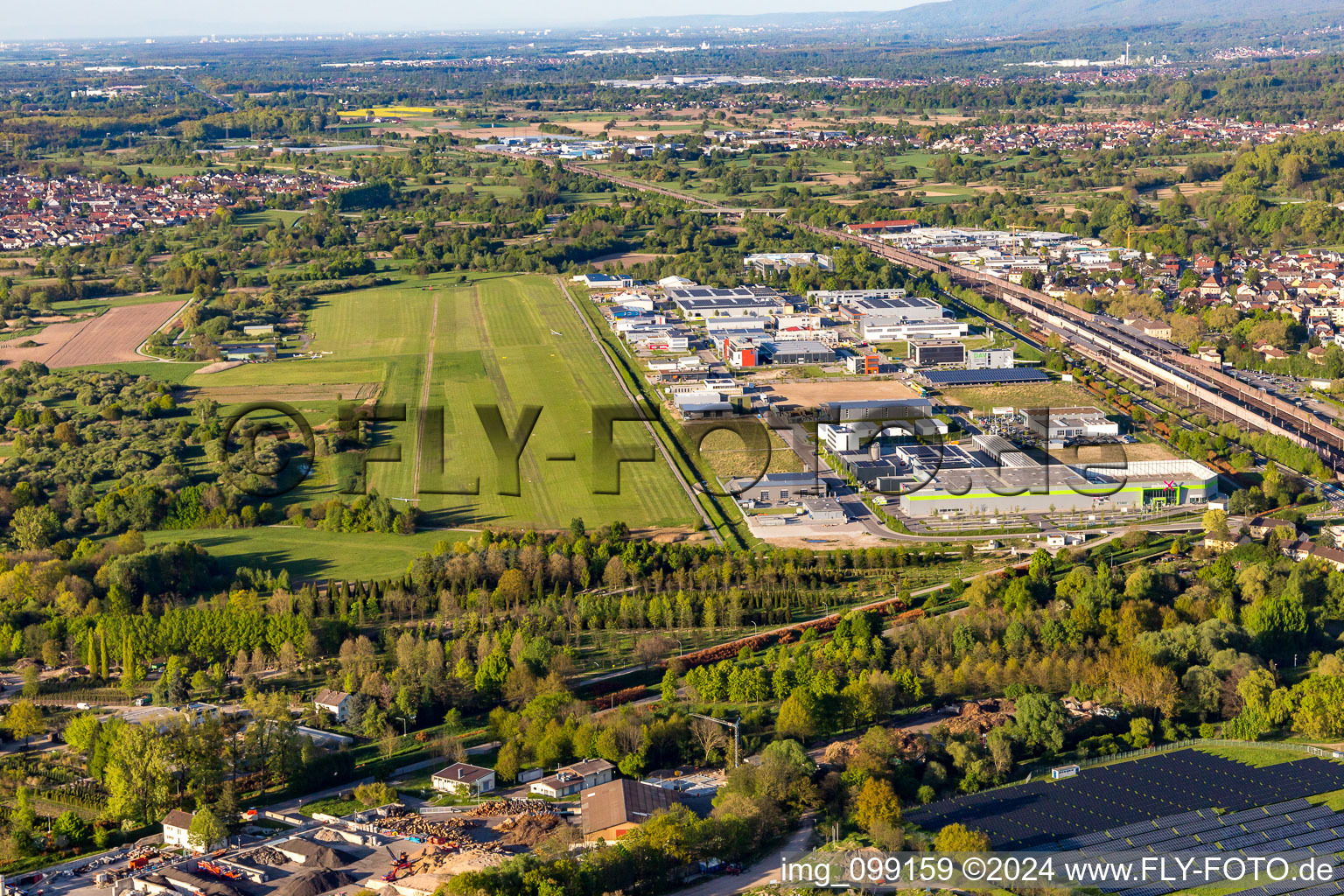 Vue aérienne de Aire de vol à voile sur l'aérodrome de l'Aéro-Club Oos et zone commerciale à l'aérodrome à le quartier Oos in Baden-Baden dans le département Bade-Wurtemberg, Allemagne