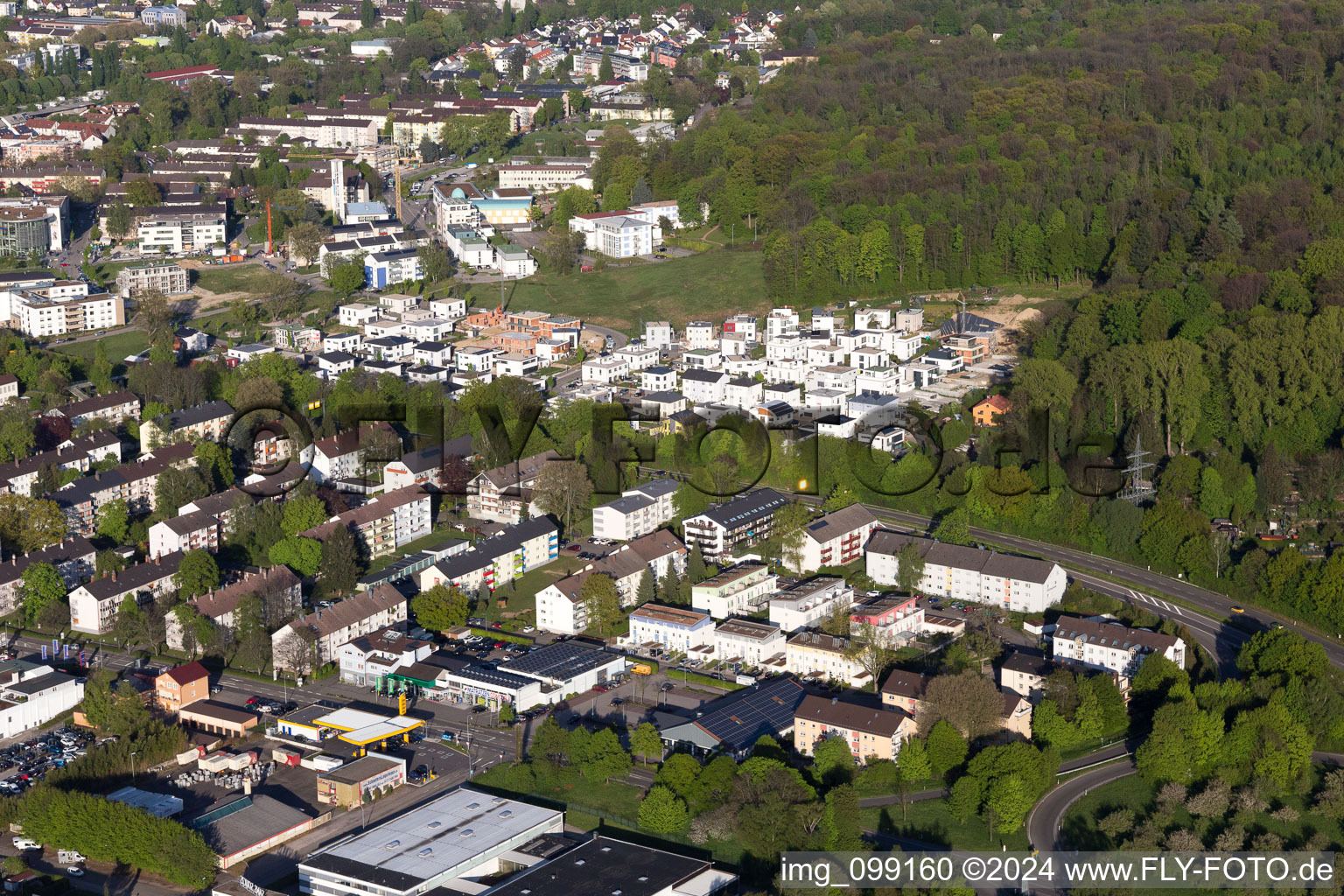 Vue aérienne de Nouvelle zone de développement Yalta Ring à le quartier Oos in Baden-Baden dans le département Bade-Wurtemberg, Allemagne