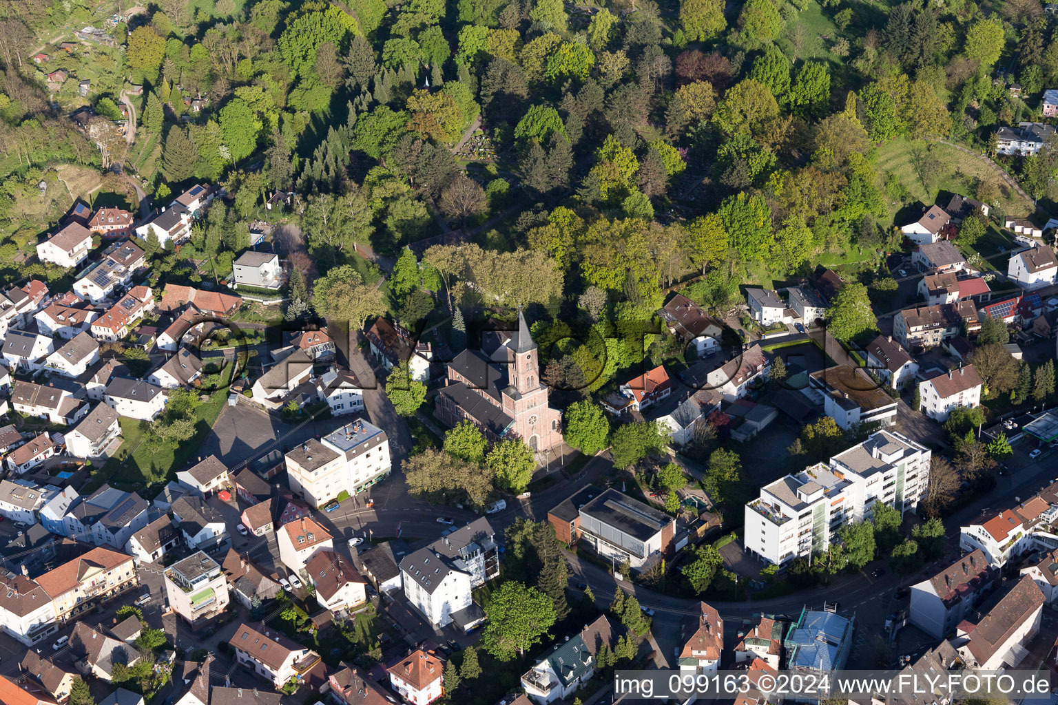 Vue aérienne de Saint Dionysos à le quartier Oos in Baden-Baden dans le département Bade-Wurtemberg, Allemagne