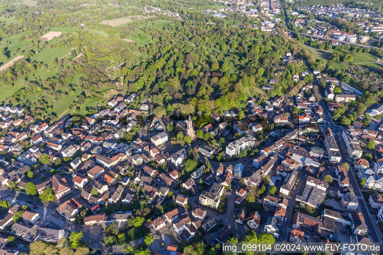 Vue aérienne de Devant la forêt du cimetière à le quartier Oos in Baden-Baden dans le département Bade-Wurtemberg, Allemagne