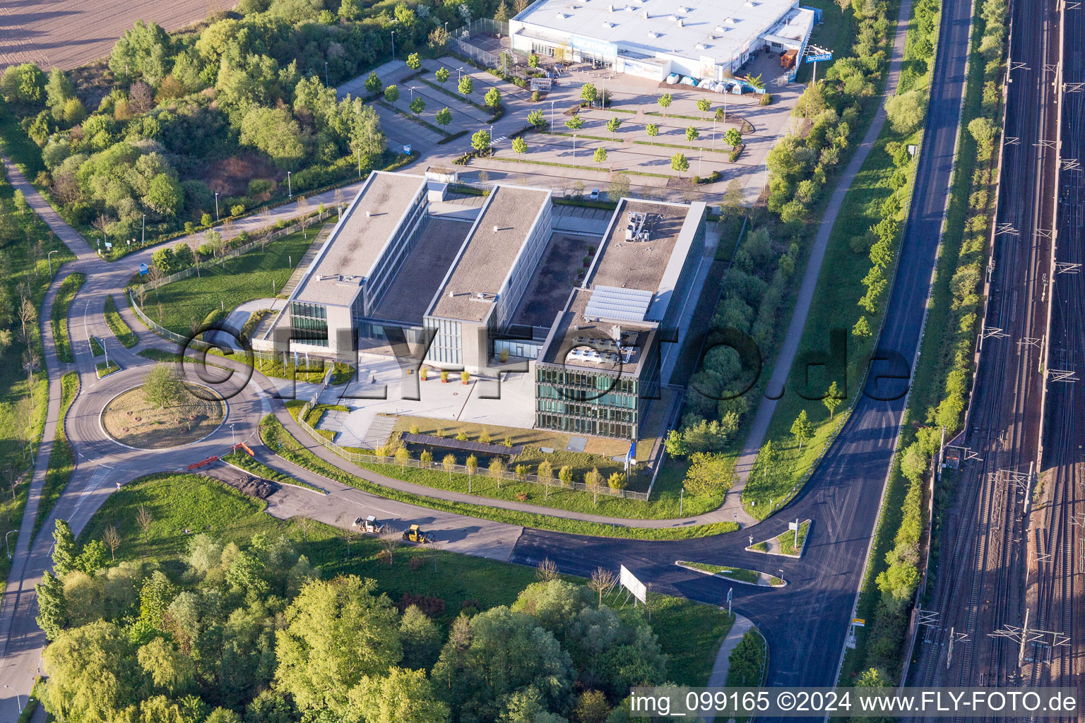 Vue aérienne de Site de l'usine GRENKE AG, siège social à le quartier Oos in Baden-Baden dans le département Bade-Wurtemberg, Allemagne