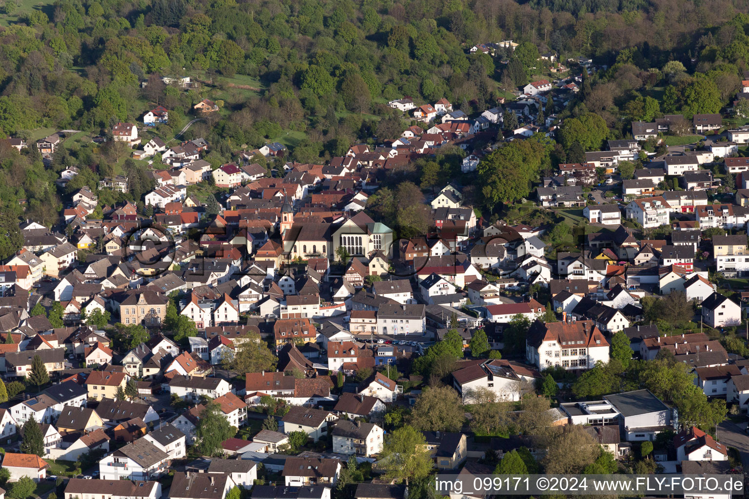 Vue aérienne de Saint-Barthélemy à le quartier Haueneberstein in Baden-Baden dans le département Bade-Wurtemberg, Allemagne