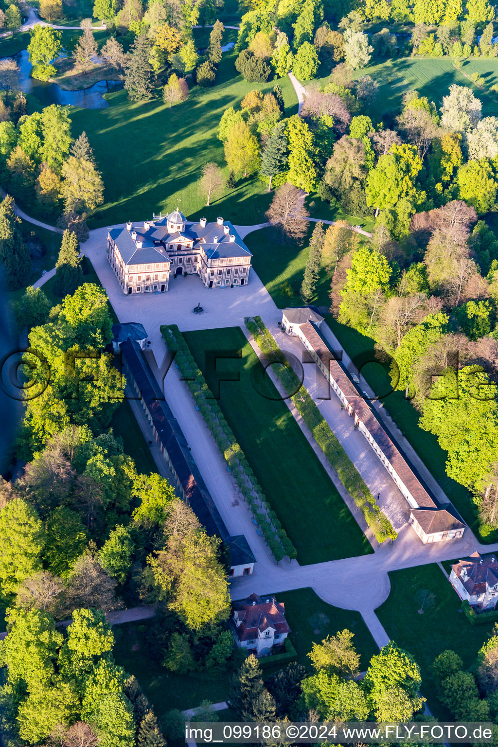 Favoris verrouillé à Förch à le quartier Förch in Rastatt dans le département Bade-Wurtemberg, Allemagne du point de vue du drone