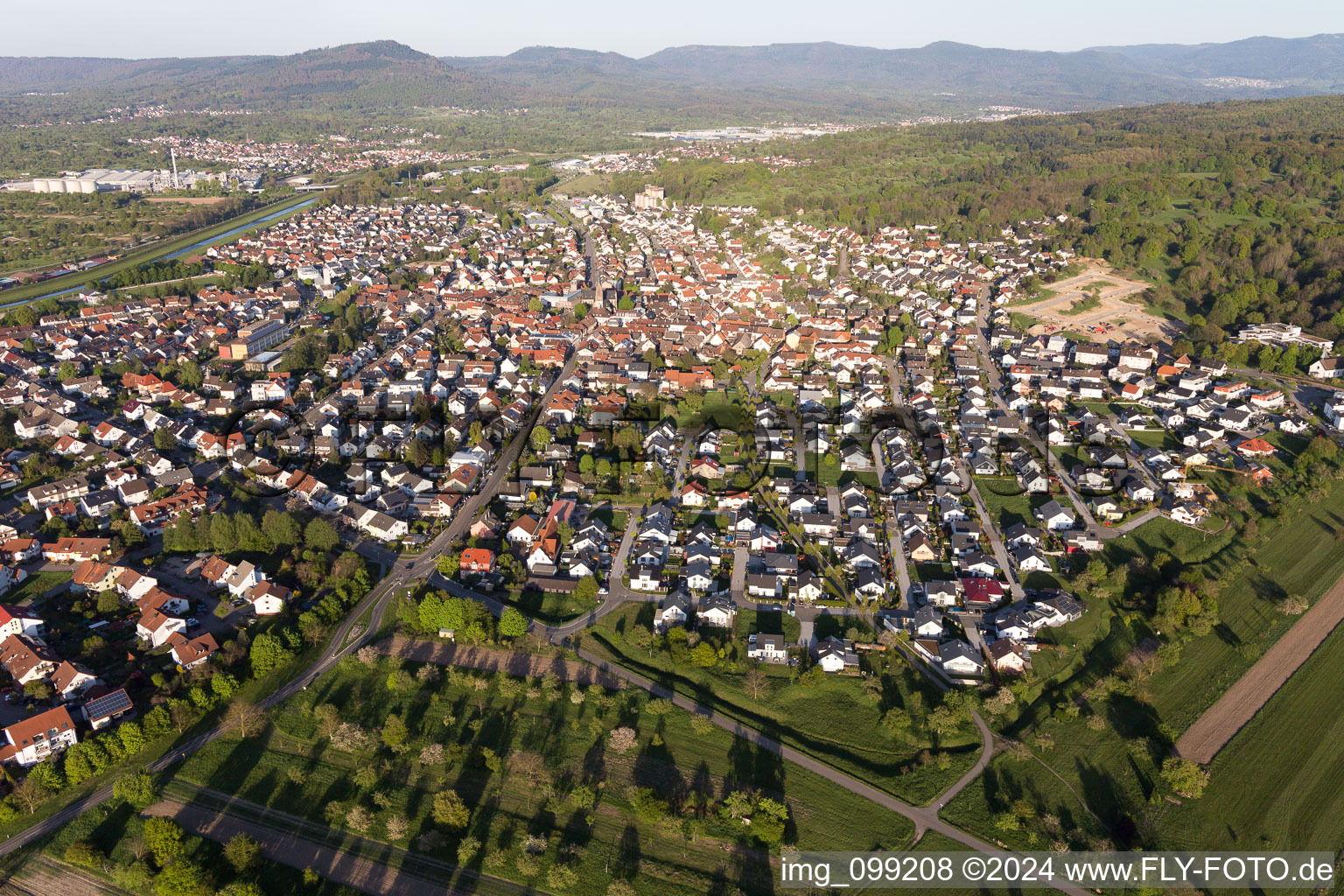 Kuppenheim dans le département Bade-Wurtemberg, Allemagne du point de vue du drone