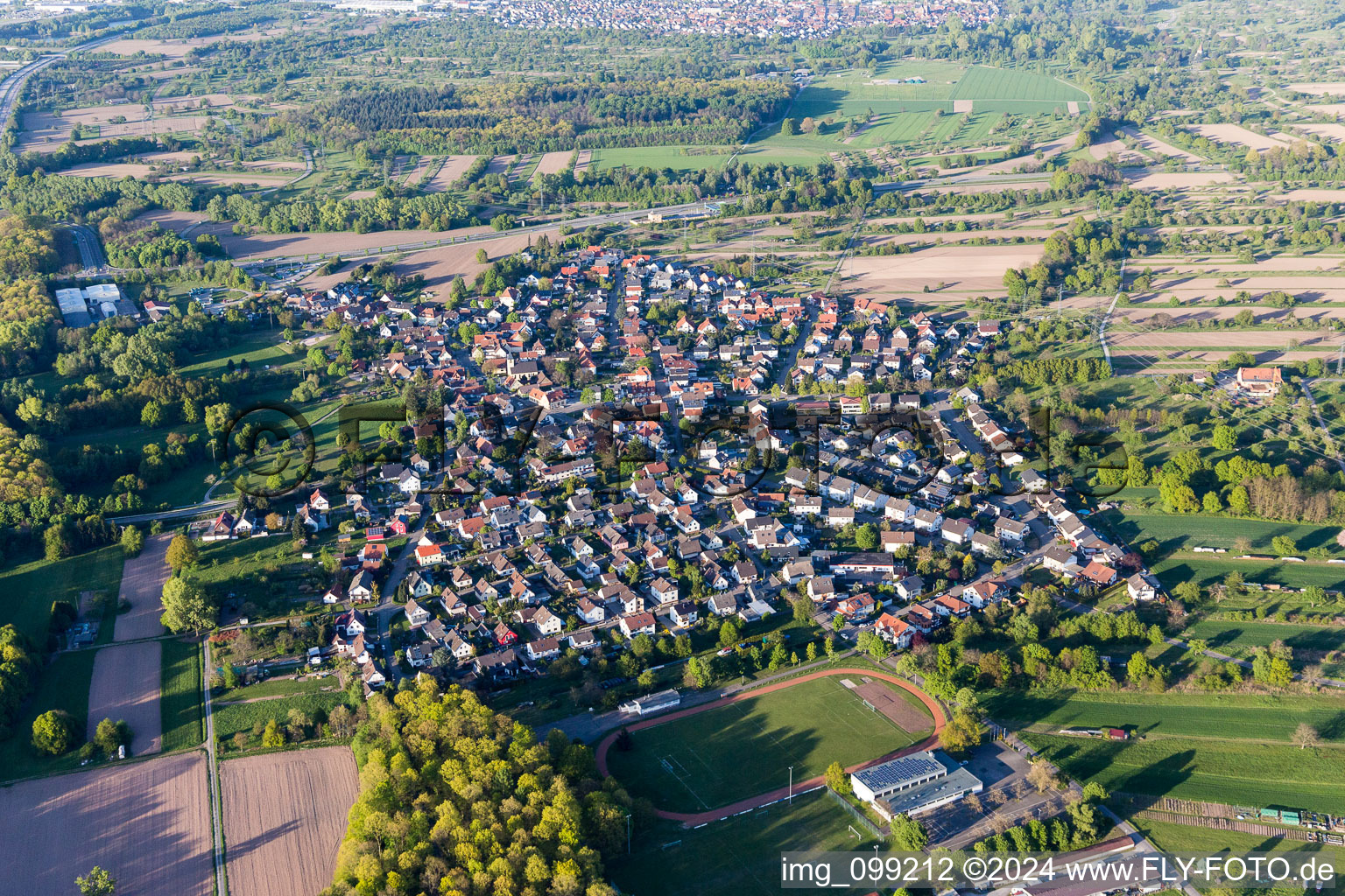 Vue aérienne de Vue des rues et des maisons des quartiers résidentiels à le quartier Rauental in Rastatt dans le département Bade-Wurtemberg, Allemagne