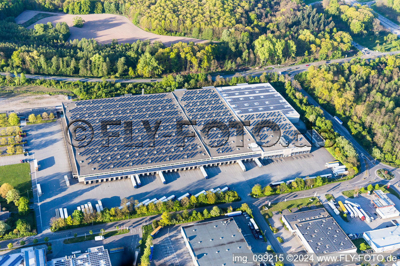 Vue aérienne de Complexe immobilier et terrain du centre logistique Aldi Süd-Logistics à Rastatt à Muggensturm dans le département Bade-Wurtemberg, Allemagne