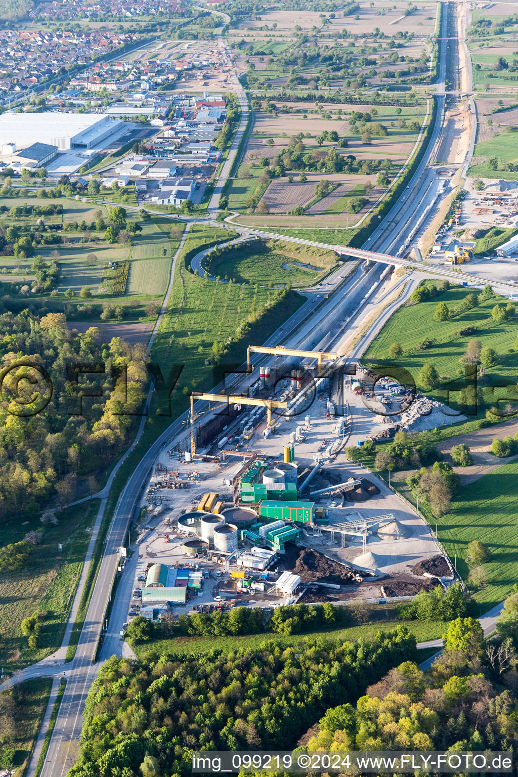 Vue aérienne de Chantier avec travaux de guidage du tunnel pour le tracé et le tracé de la nouvelle ligne ICE Karlsruhe-Bâle à Ötigheim dans le département Bade-Wurtemberg, Allemagne