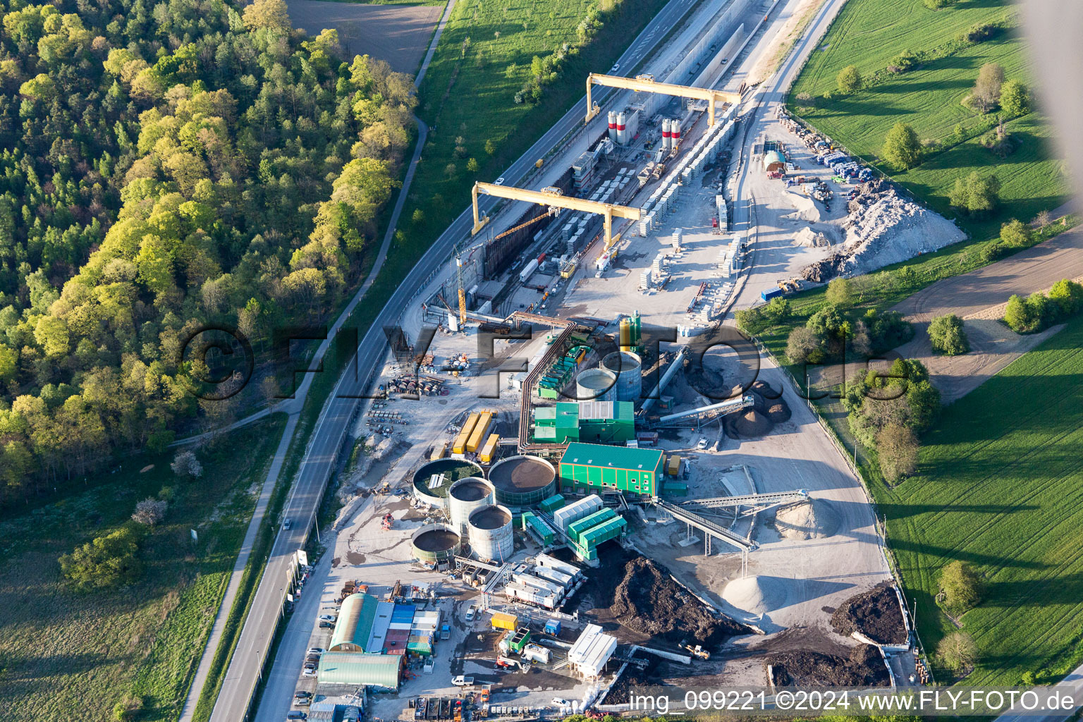 Vue aérienne de Chantier avec travaux de guidage du tunnel pour le tracé et le tracé de la nouvelle ligne ICE Karlsruhe-Bâle à Ötigheim dans le département Bade-Wurtemberg, Allemagne