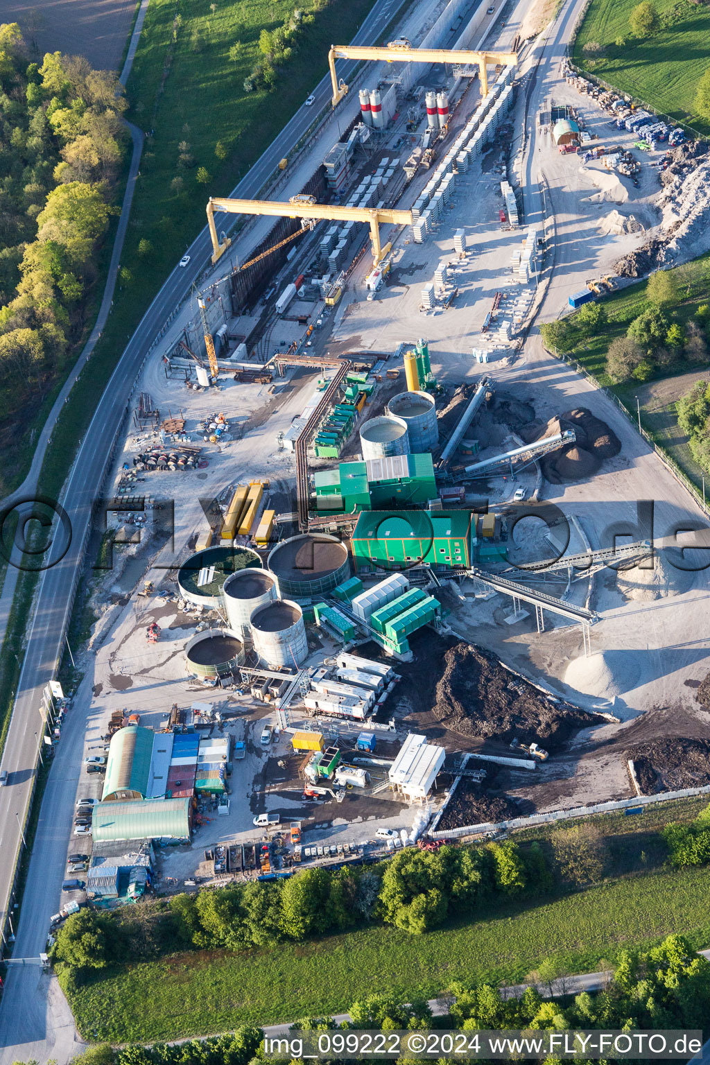 Photographie aérienne de Chantier avec travaux de guidage du tunnel pour le tracé et le tracé de la nouvelle ligne ICE Karlsruhe-Bâle à Ötigheim dans le département Bade-Wurtemberg, Allemagne