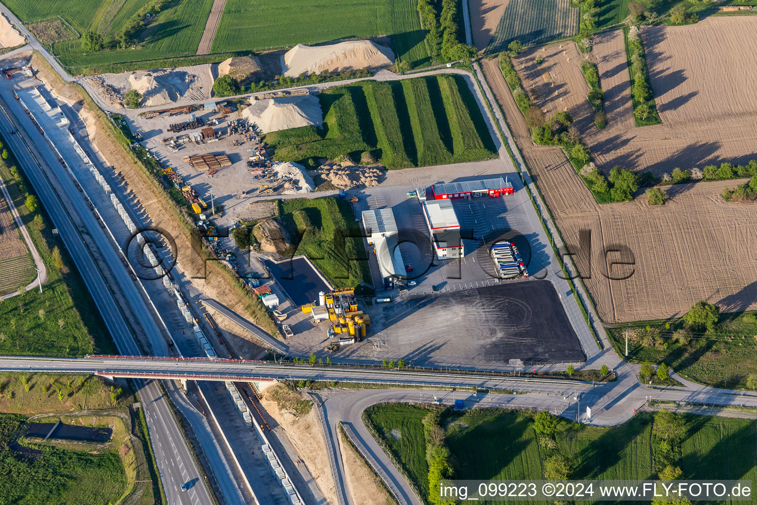 Vue aérienne de Chantier avec travaux de guidage du tunnel pour le tracé et le tracé du tunnel ICE de Rastatt à Ötigheim dans le département Bade-Wurtemberg, Allemagne