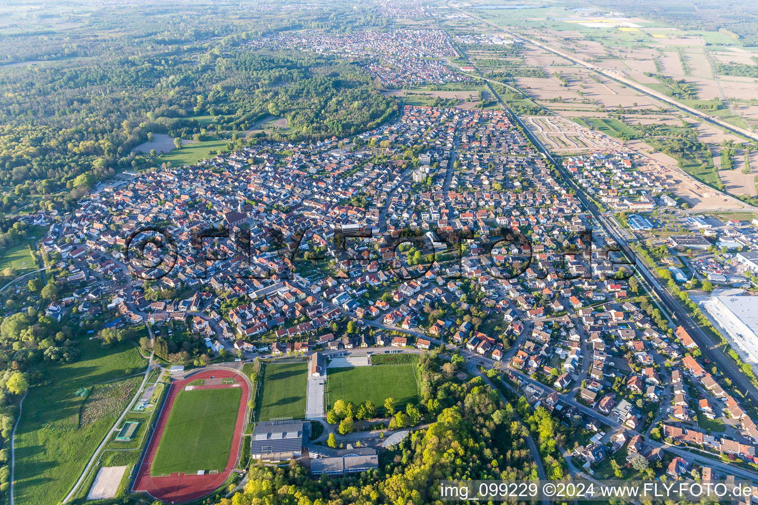 Vue aérienne de Vue des rues et des maisons des quartiers résidentiels à Ötigheim dans le département Bade-Wurtemberg, Allemagne