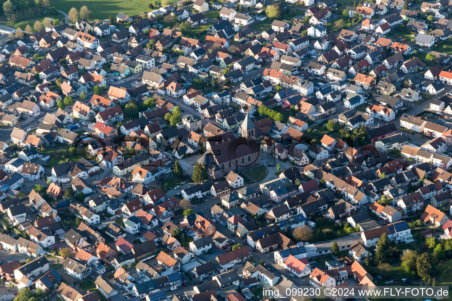 Vue aérienne de Vue des rues et des maisons des quartiers résidentiels à Ötigheim dans le département Bade-Wurtemberg, Allemagne