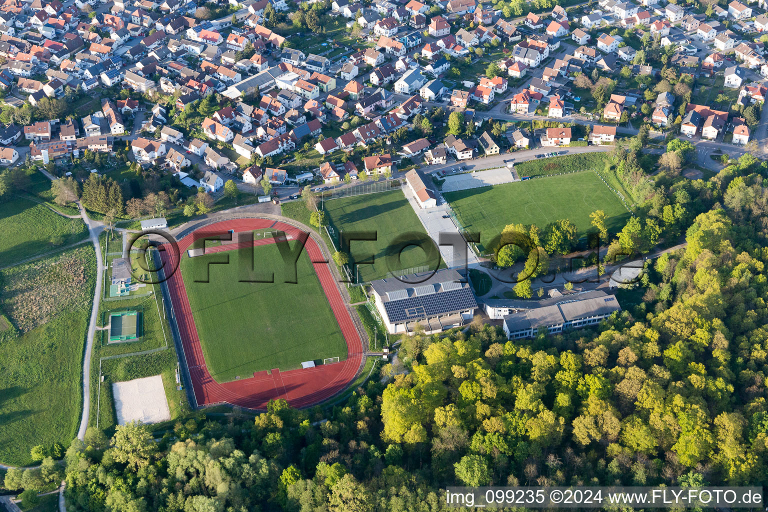 Ötigheim dans le département Bade-Wurtemberg, Allemagne vue du ciel