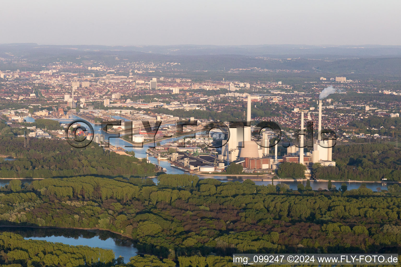 Vue aérienne de Quartier Rheinhafen in Karlsruhe dans le département Bade-Wurtemberg, Allemagne