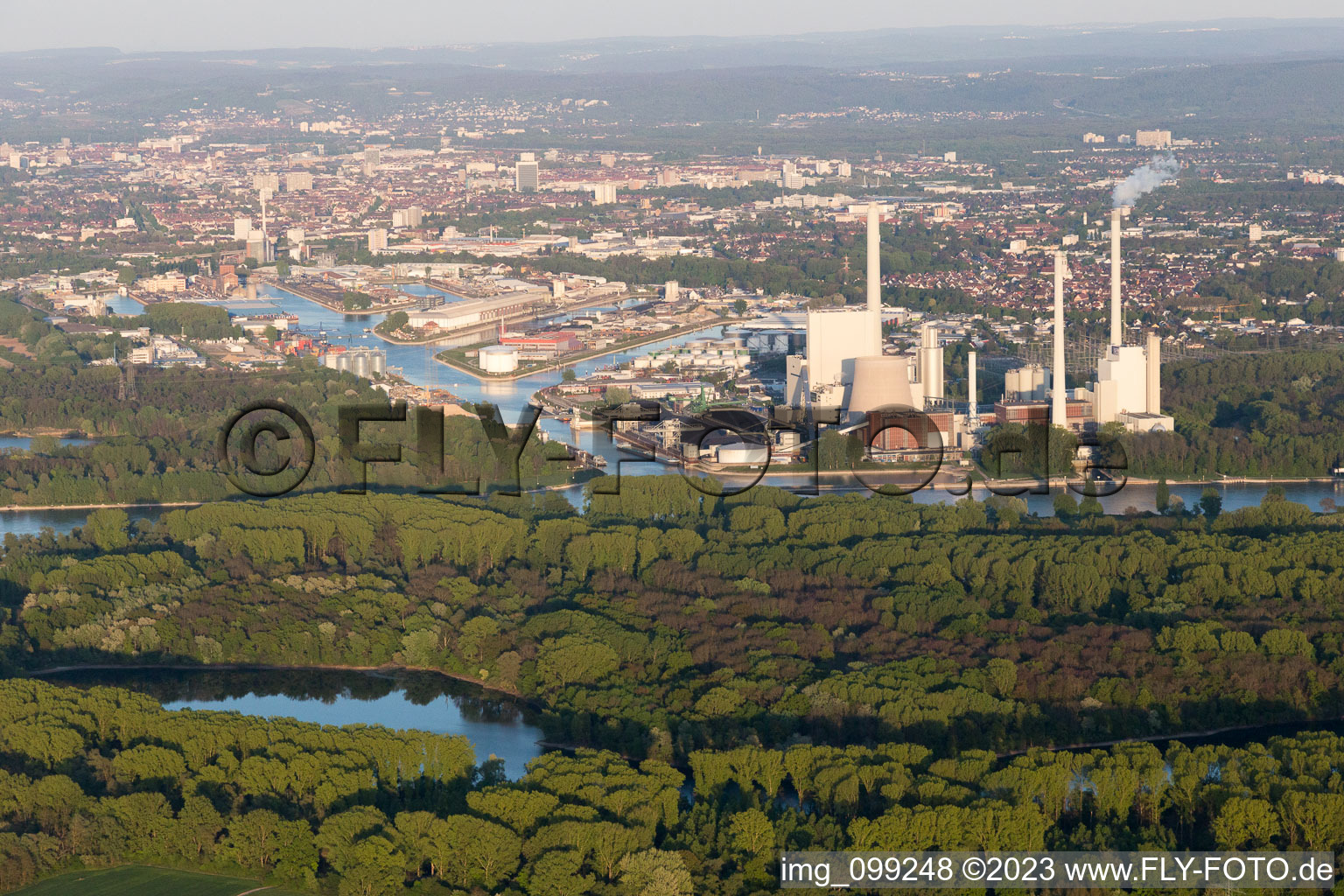 Vue aérienne de Quartier Rheinhafen in Karlsruhe dans le département Bade-Wurtemberg, Allemagne
