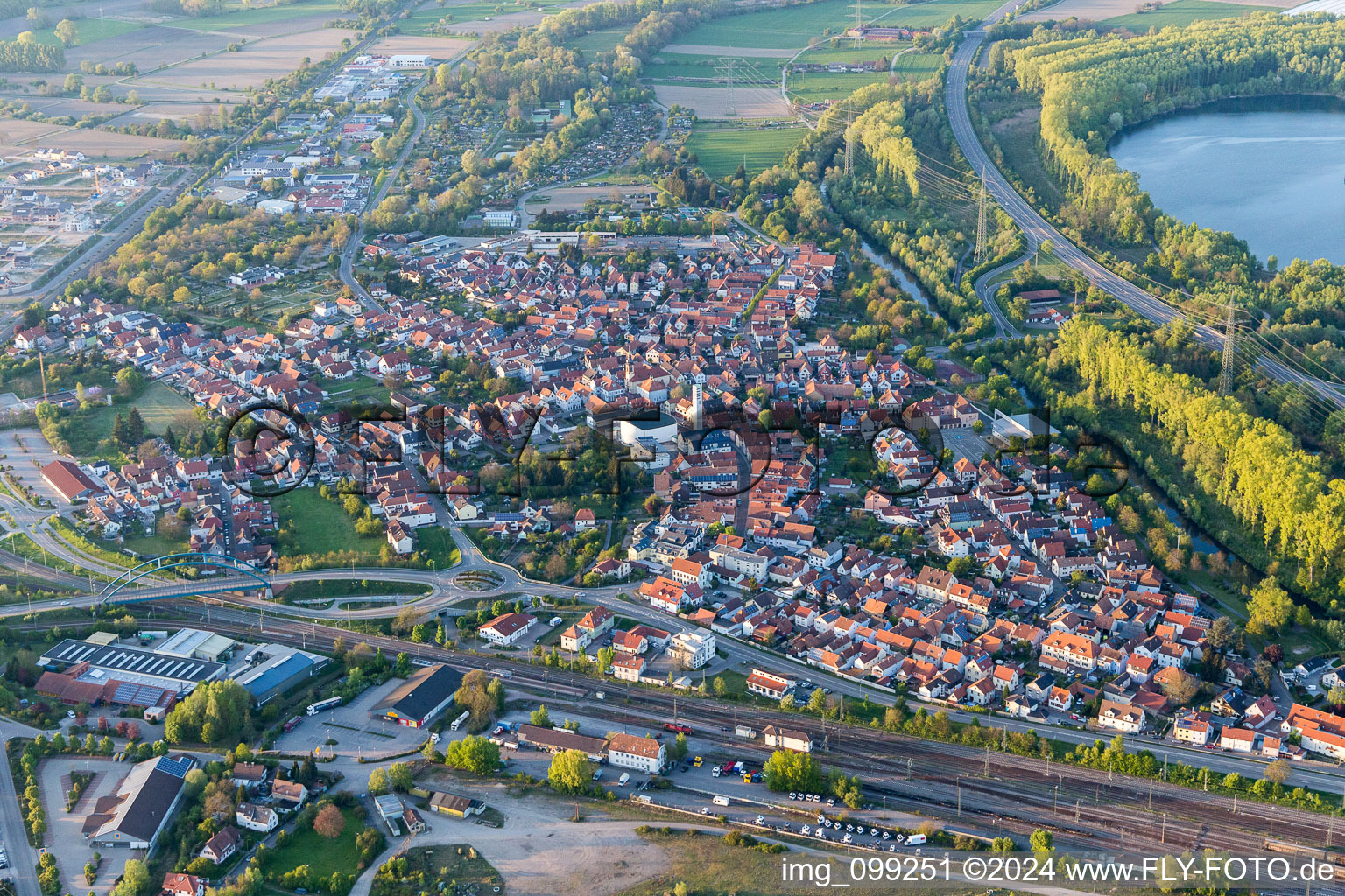 Vue aérienne de Vue des rues et des maisons des quartiers résidentiels à Wörth am Rhein dans le département Rhénanie-Palatinat, Allemagne