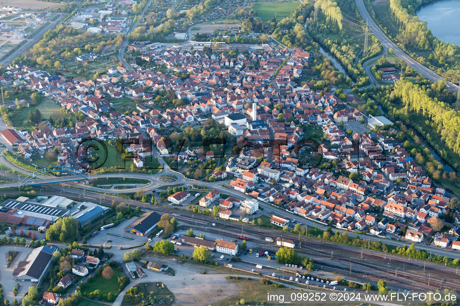 Enregistrement par drone de Wörth am Rhein dans le département Rhénanie-Palatinat, Allemagne