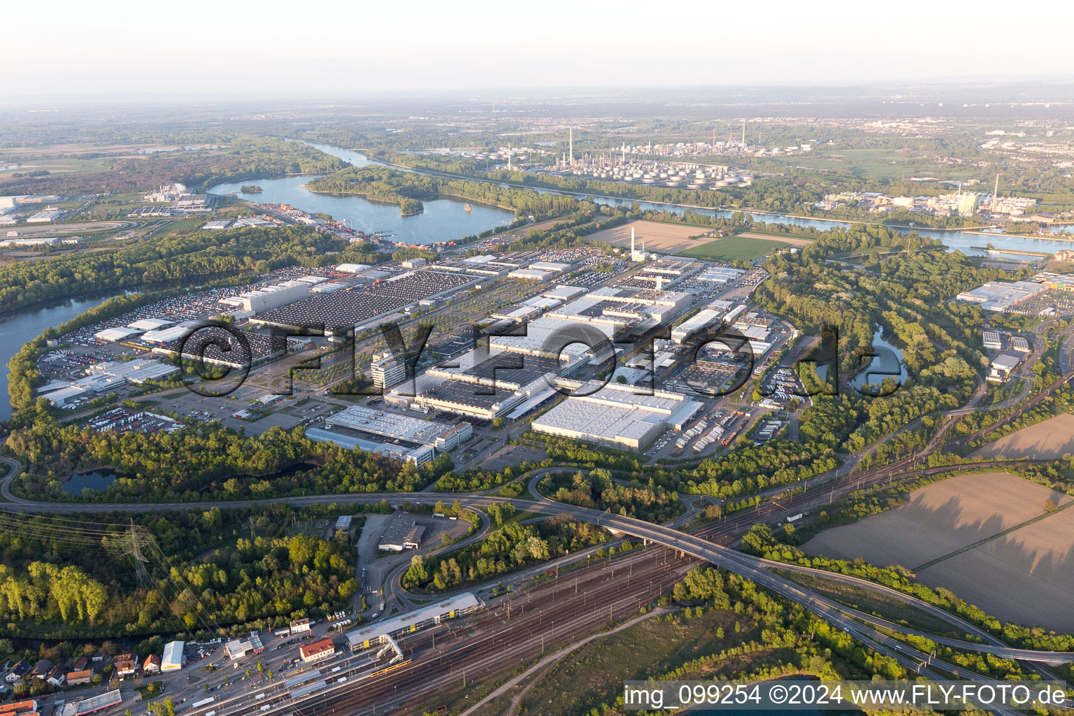 Wörth am Rhein dans le département Rhénanie-Palatinat, Allemagne du point de vue du drone