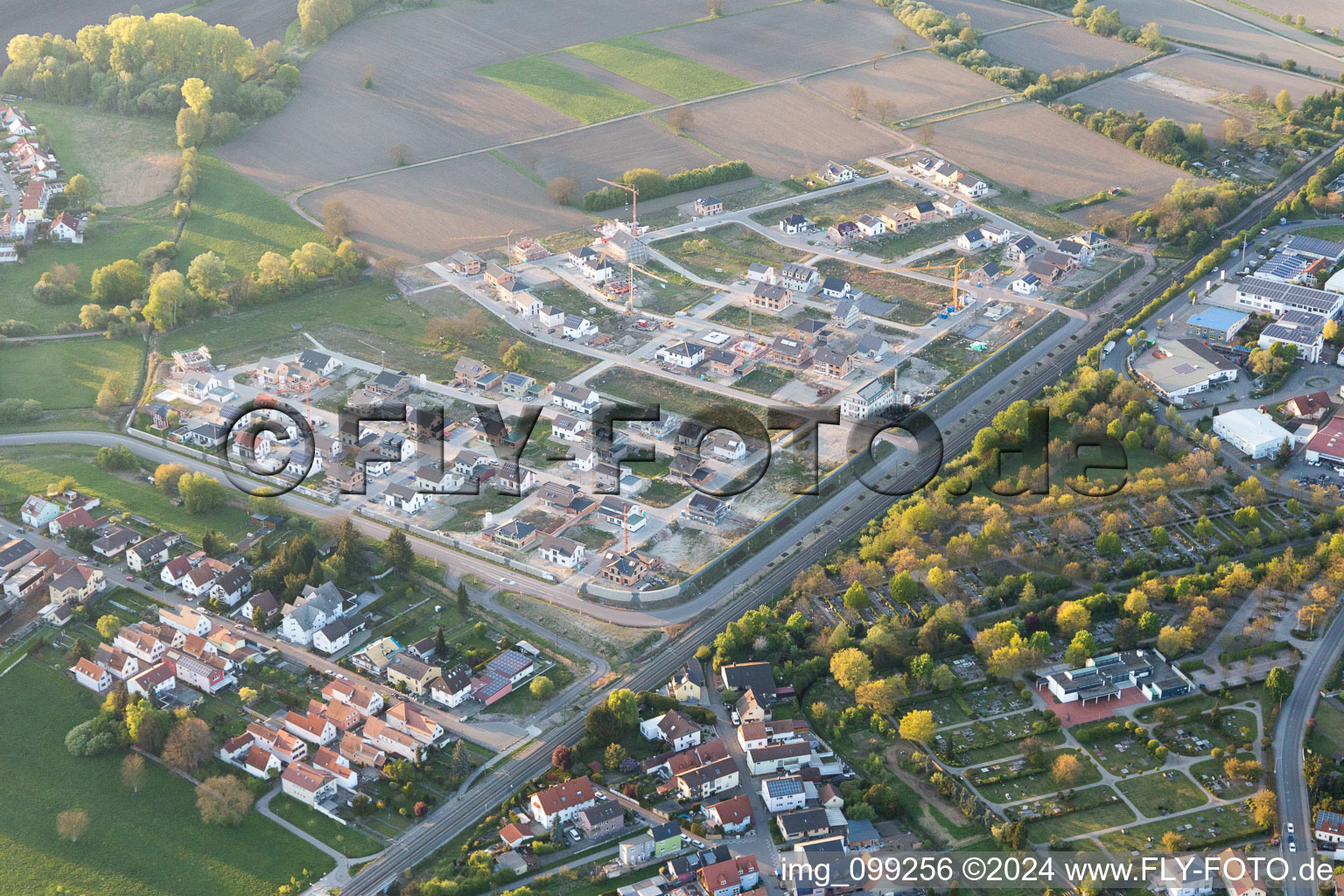 Wörth am Rhein dans le département Rhénanie-Palatinat, Allemagne vu d'un drone